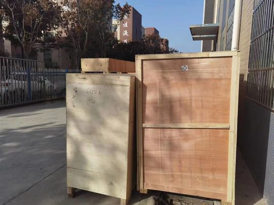 Velocidad del transportador de 15 m/minuto Máquina automática de corte de sellado de película de 450 L para cajas