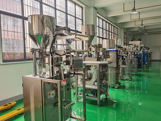 Auto pesa 100g de bocadillos de caramelo máquina de embalaje vertical para el embalaje de bolsas de precisión