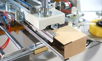 Máquina de erección de cartón con accionamiento eléctrico para un funcionamiento estable y en el proceso de envasado