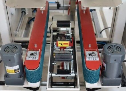 Material de embalaje de vidrio Alta velocidad 25 cajas por minuto Máquina de sellado automático