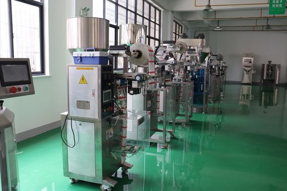 10 cabezas de pesaje llenar rollo Máquina de embalaje vertical para caramelos de merienda con torsión de cacahuete 350 KG