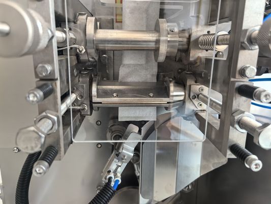 Máquina automática de embalaje de bolsas de té con medida de la taza Te en polvo 1-10g Embalaje en línea de etiqueta
