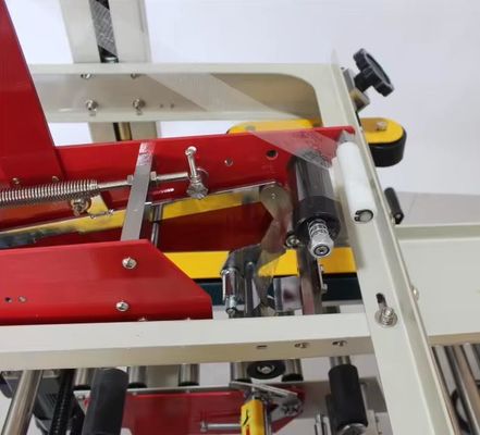 Máquina de etiquetado lateral de superficie plana adhesiva de sellador de cartón para soluciones de embalaje B2B