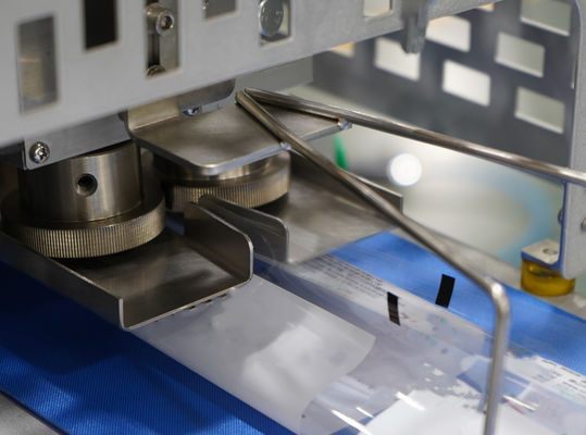 Material de embalaje Papel Máquina automática de envoltura de flujo para pan de galletas y pasteles pequeños