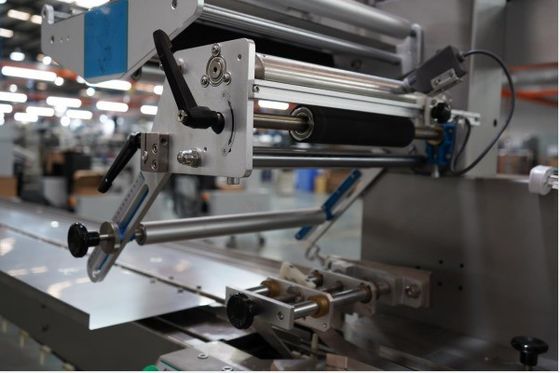 Material de embalaje Papel Máquina automática de envoltura de flujo para pan de galletas y pasteles pequeños