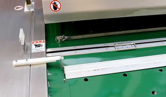 Máquina de sellado por vacío de banda única YF-1000 automática de rodadura continua para alimentos