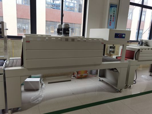 Máquina de envasado de botellas de agua con accionamiento eléctrico semiautomática para bandejas y cajas