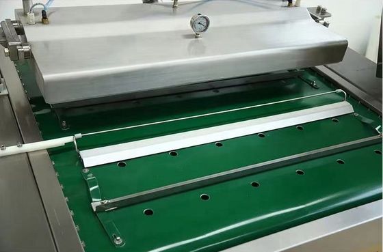 Máquina de sellado de vacío industrial para carne vegetales pescado con cinta de transporte en el restaurante